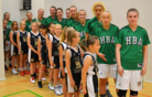 Helmi Basketin 06 tytöt saattoivat HBA Helmen pelaajat ensimmäiseen kotiotteluun